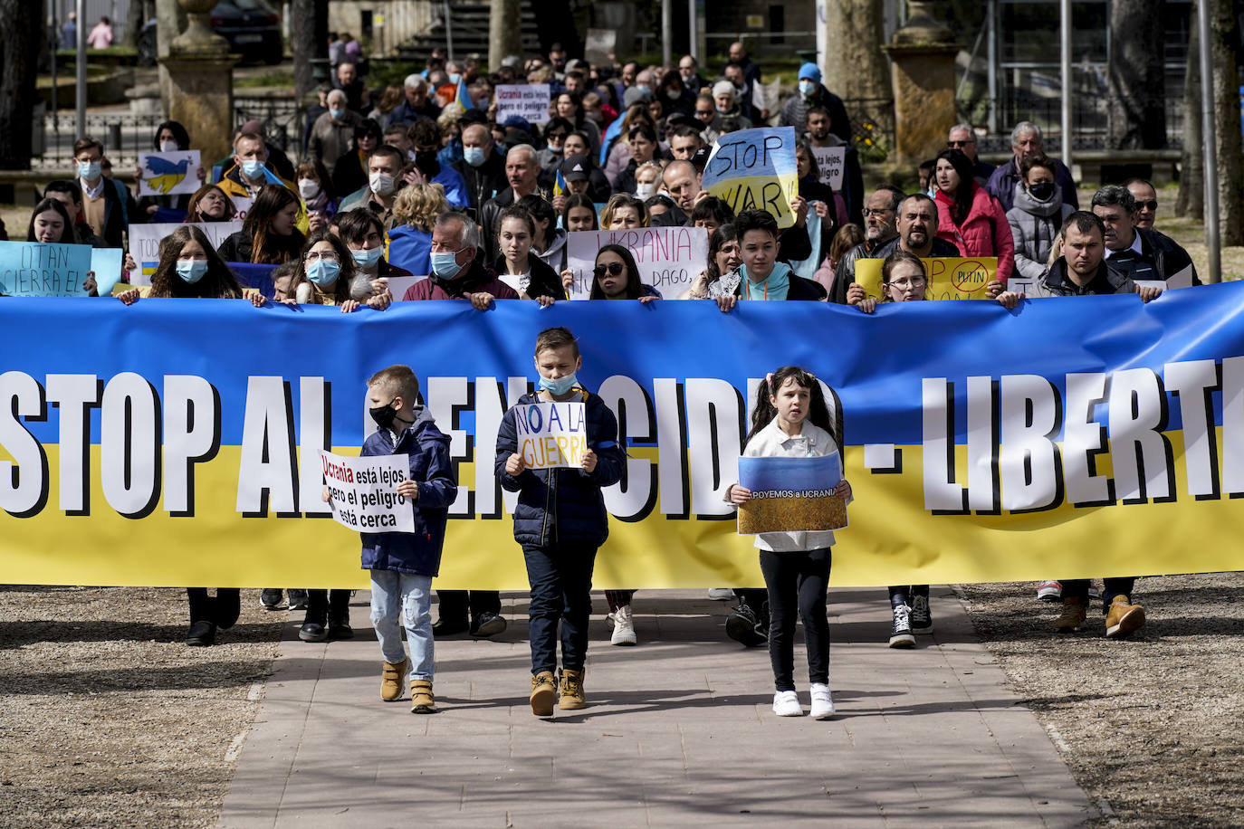 Fotos: Un centenar de personas recorren Vitoria para exigir a Putin que detenga «el genocidio»