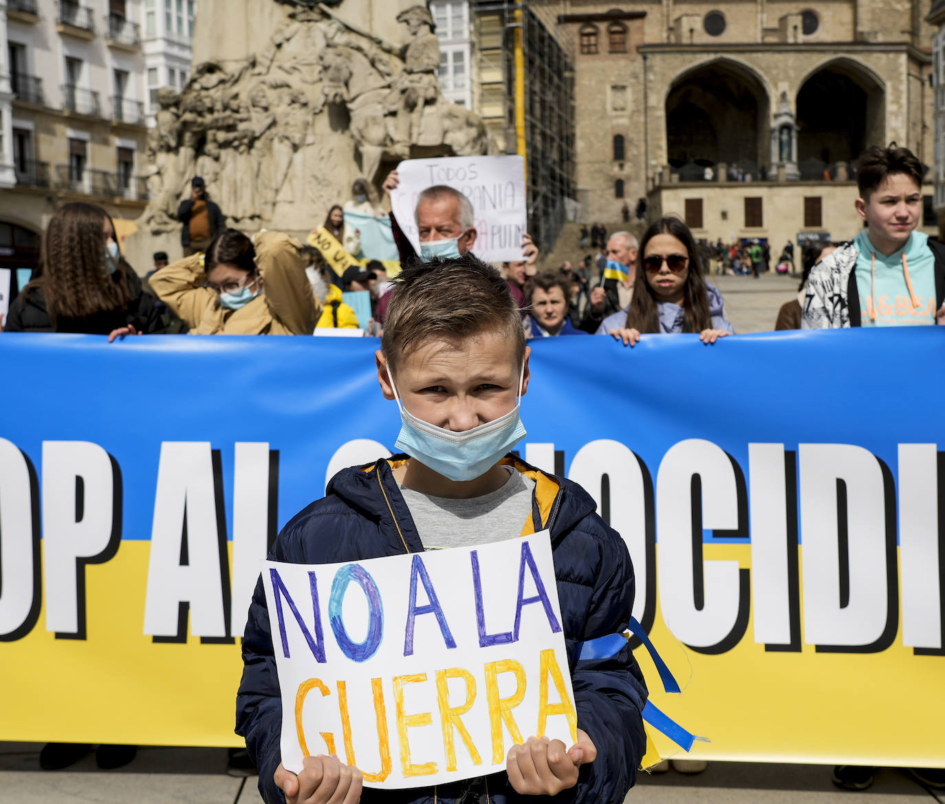 Fotos: Un centenar de personas recorren Vitoria para exigir a Putin que detenga «el genocidio»