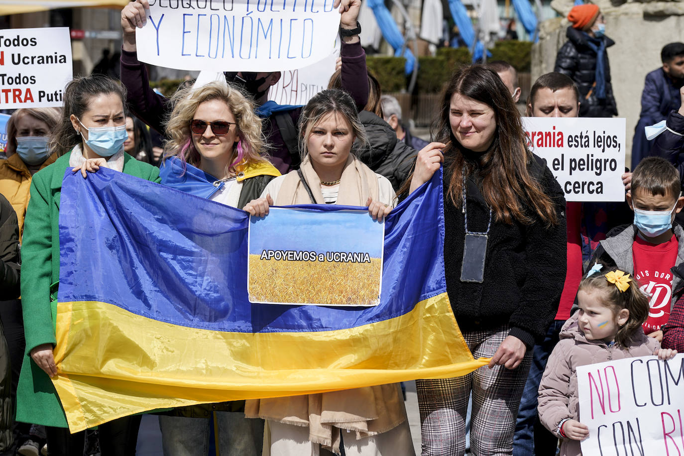 Fotos: Un centenar de personas recorren Vitoria para exigir a Putin que detenga «el genocidio»
