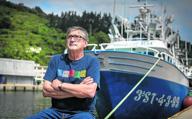 Eusebio Arantzamendi, presidente de las cofradías de Bizkaia, posa en el puerto de Ondarroa. 