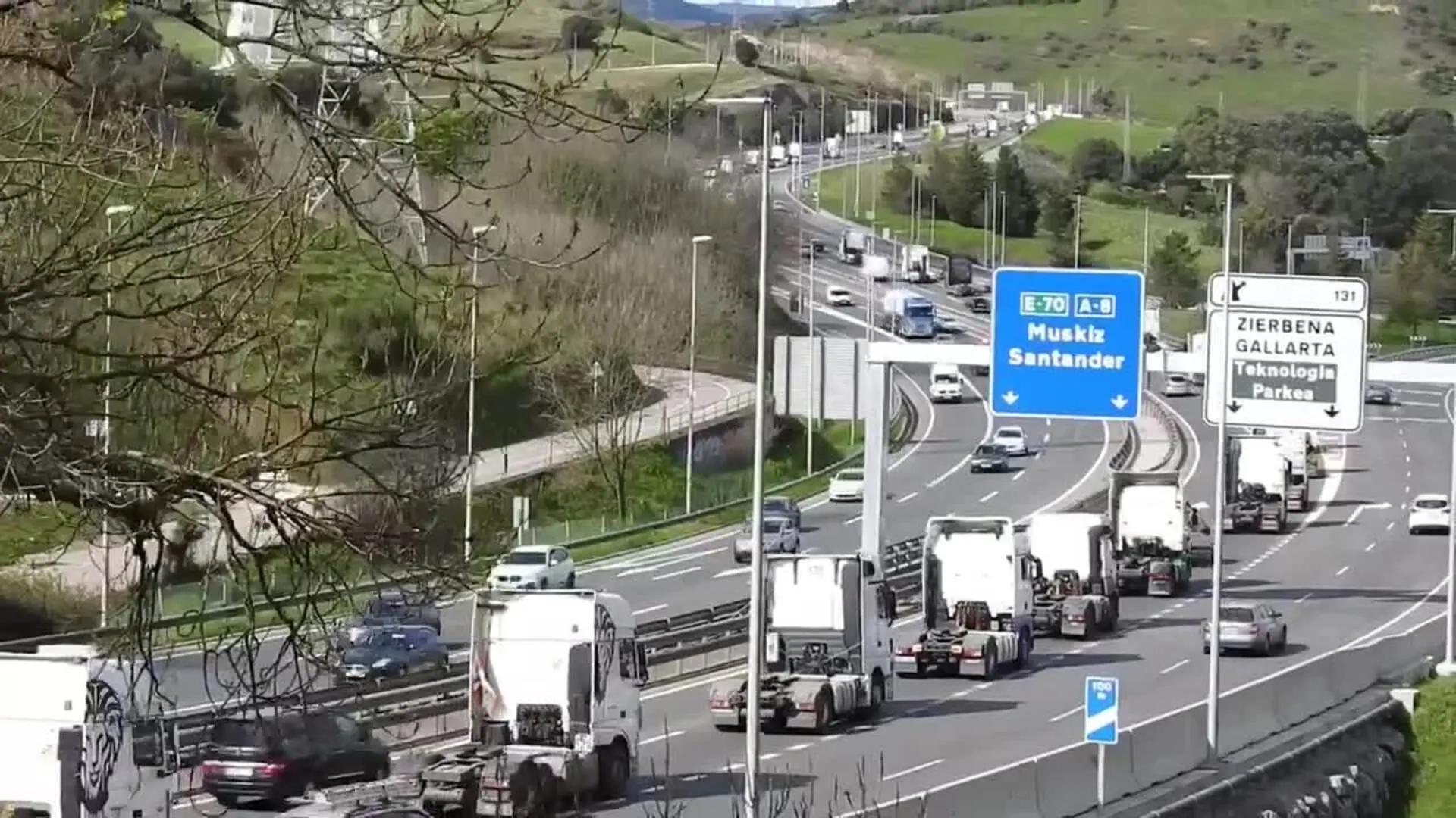 Una caravana de cientos de camiones sale del Puerto de Zierbena