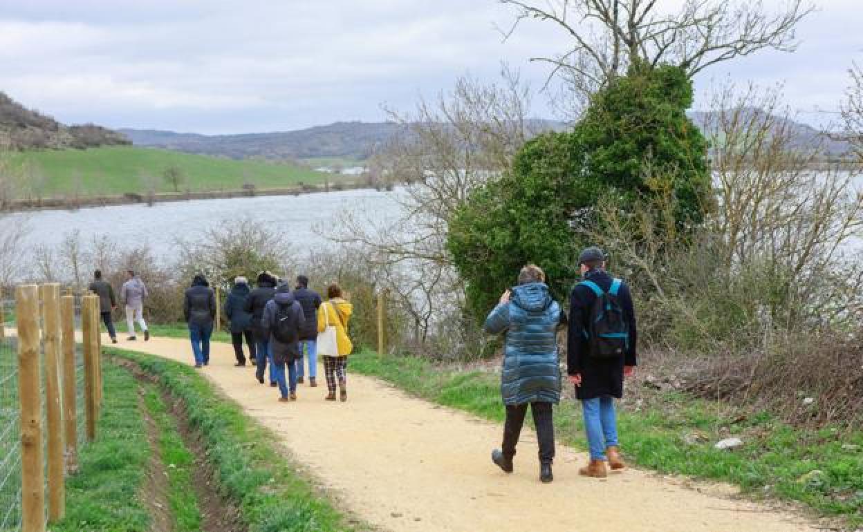 La ruta verde del embalse de Ullíbarri-Gamboa, con 45 kilómetros de longitud, es más extensa que el Anillo Verde. 