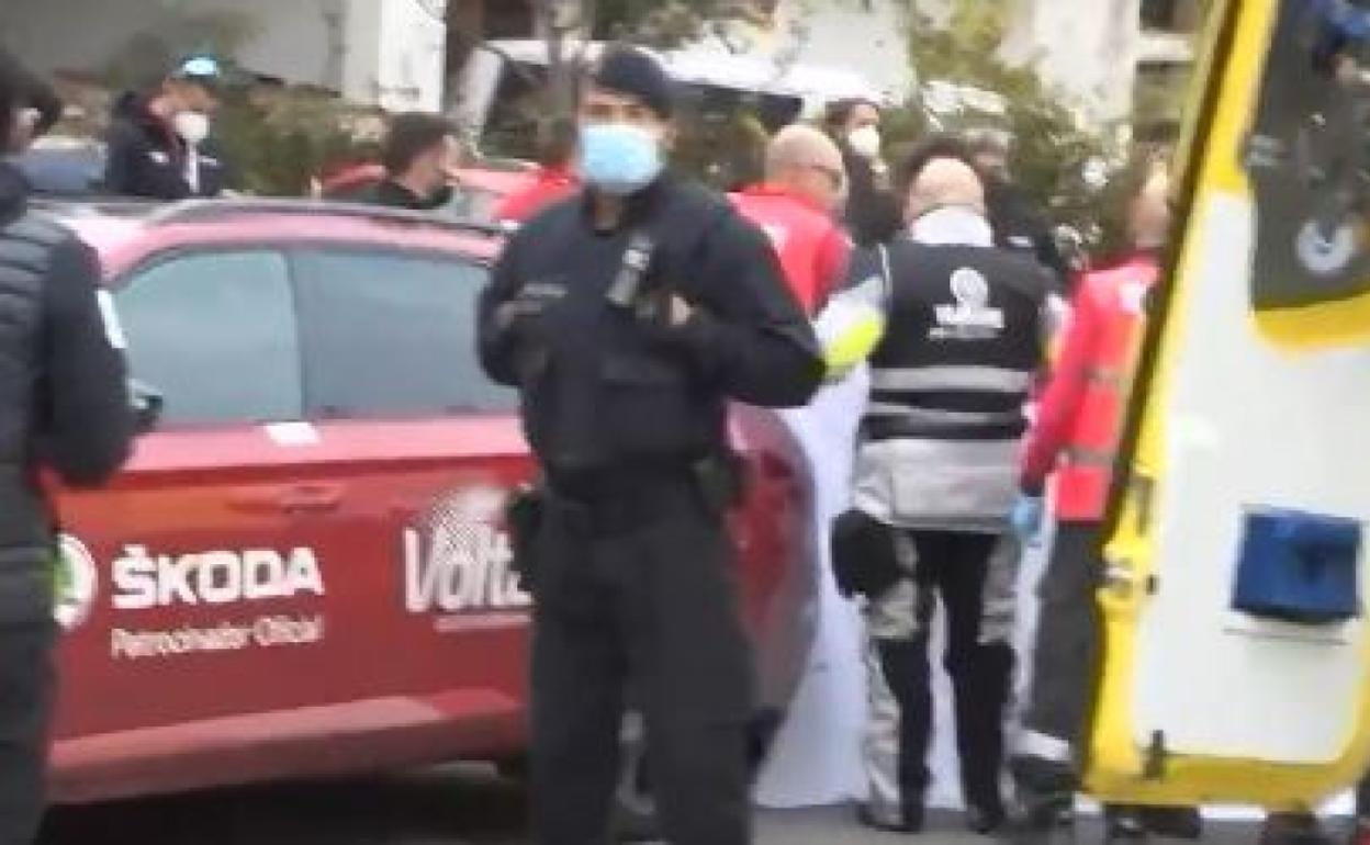 Los sanitarios atienden al corredor tras cruzar la línea de meta. 