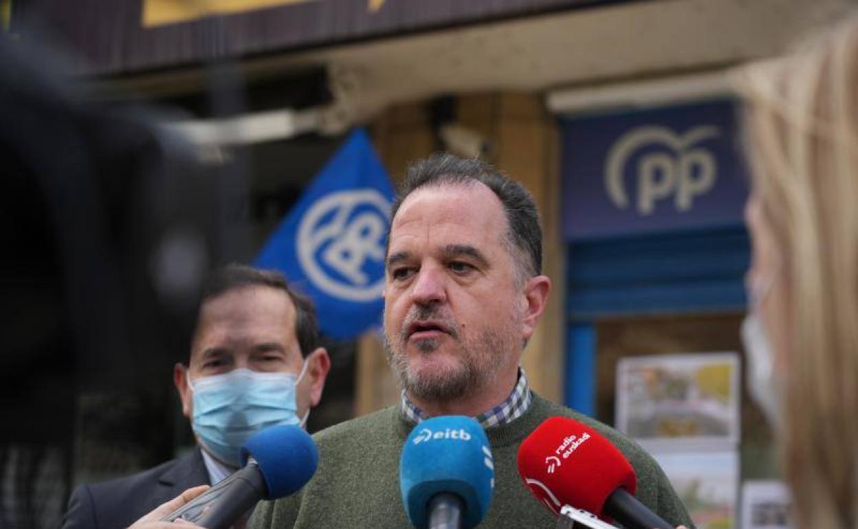 El presidente del PP vasco, Carlos Iturgaiz, atiende a los medios frente a la sede del partido en Getxo, este lunes