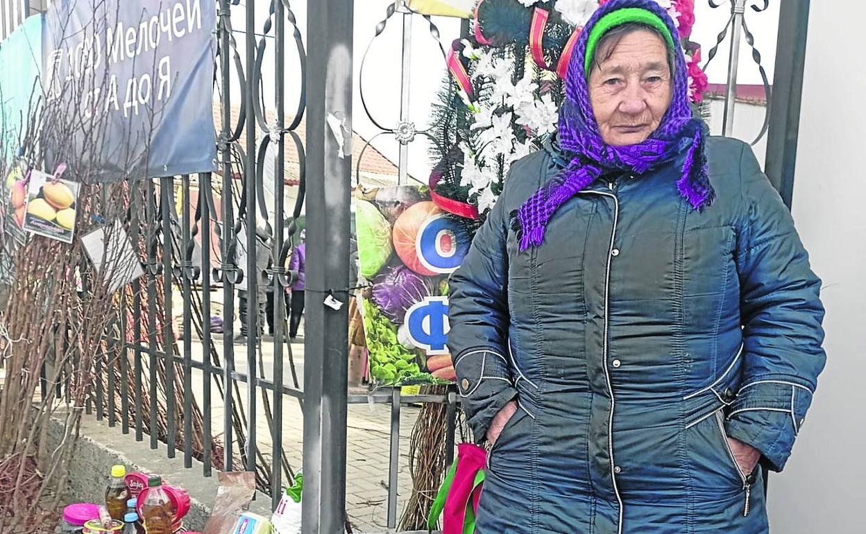 Pasha, de 68 años, vende alimentos y objetos en la calle para obtener ganancias que se sumen a su pensión de menos de 90 euros. 