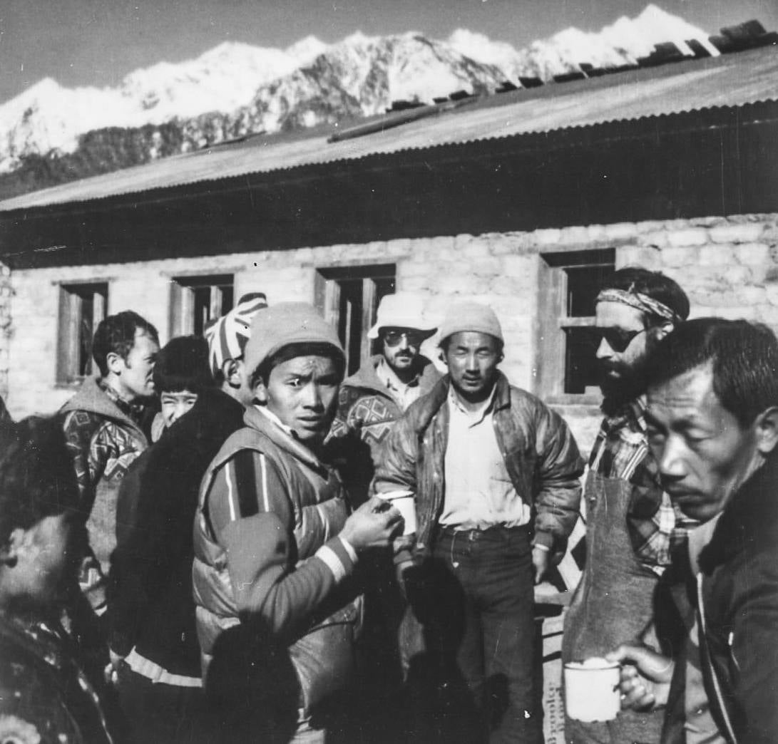 Martín Zabaleta el primer vasco que ha pisado la cima del mundo, con sombrero blanco y Juan Ignacio Lorente, jefe de la expedición con un grupo de sherpas en Lukla, discutiendo un tema que plantean a menudo, los aumentos salariales.