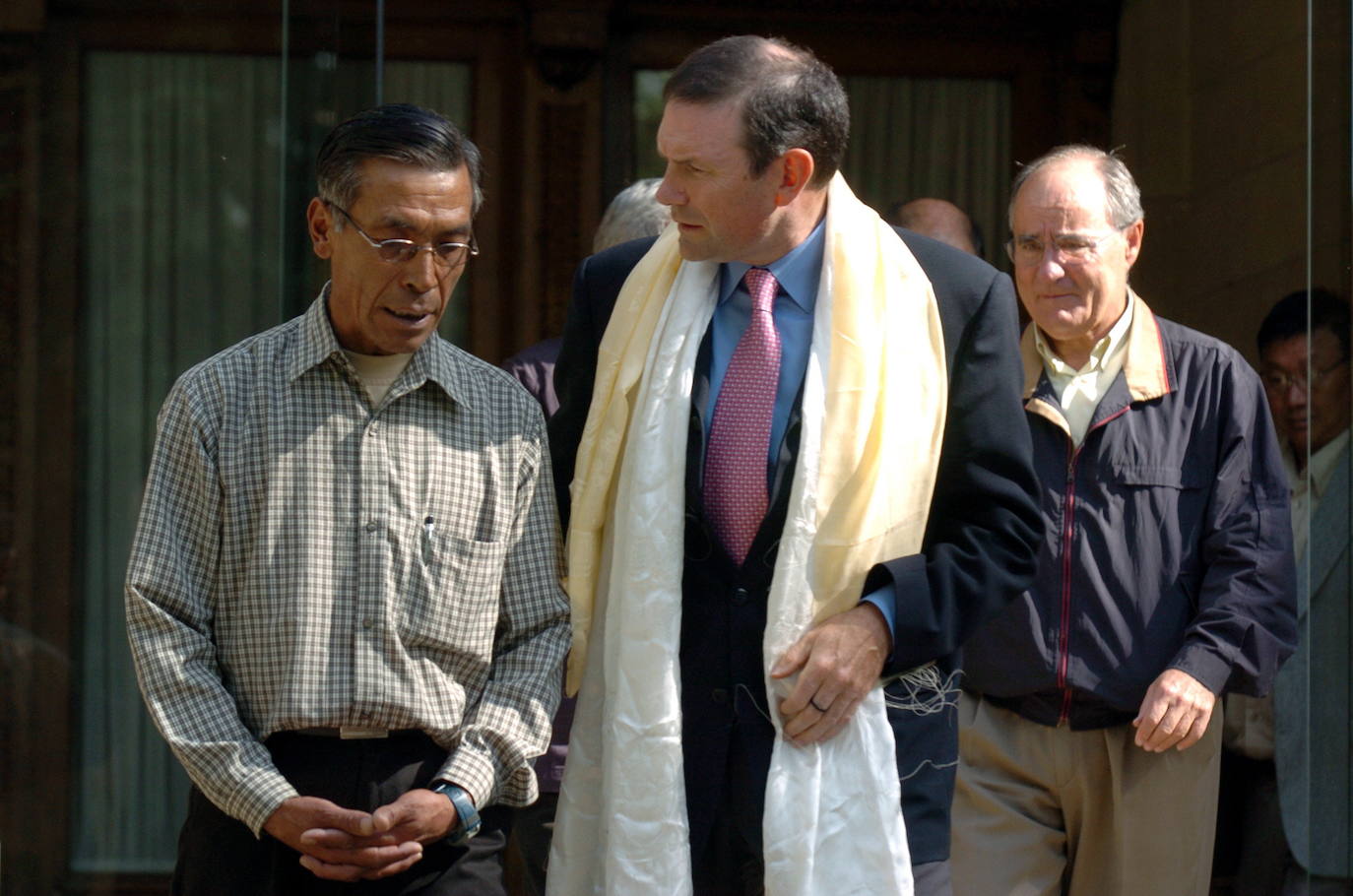 Juan Jose Ibarretxe habla con el sherpa Pasang Temba, durante la recepcion a los participantes en las expediciones vascas al Everest en 1974 y 1980.