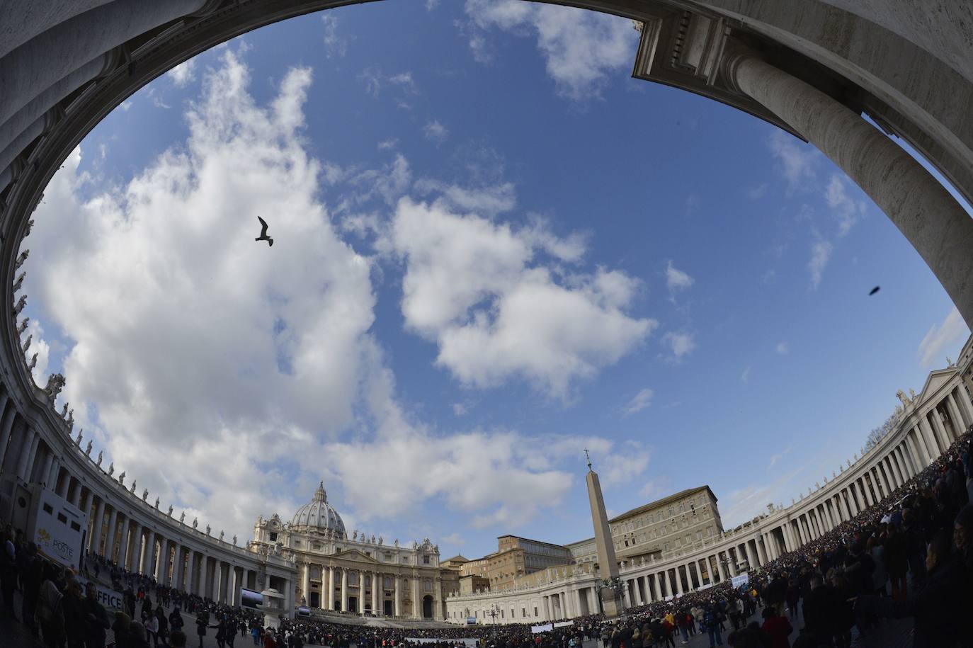 CIUDAD DEL VATICANO (Superficie: 0,44 km². Población: 1.000 habitantes, aprox.) | Ciudad-estado dentro de Roma, la Ciudad del Vaticano, o Vaticano, es minúscula pero muy rica. De hecho, su conjunto arquitectónico e histórico fue declarado Patrimonio de la Humanidad por la Unesco en 1984.