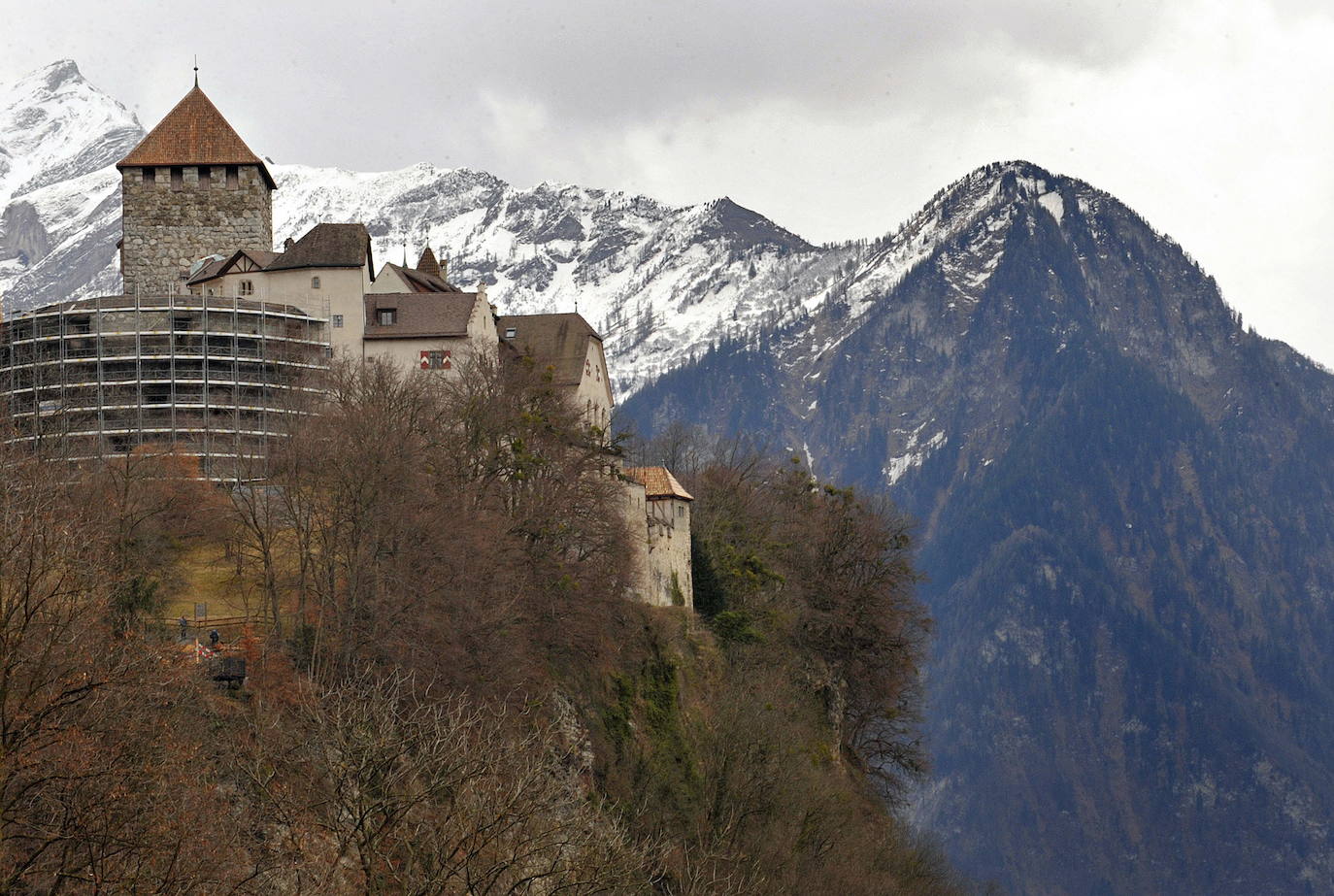 LIECHTENSTEIN (Superficie: 160 km². Población: 36.000 habitantes, aprox.) | Ubicado en el centro de Europa, entre Suiza y Austria, es conocido por su condición de paraíso fiscal y por ser uno de los países más ricos del mundo. 