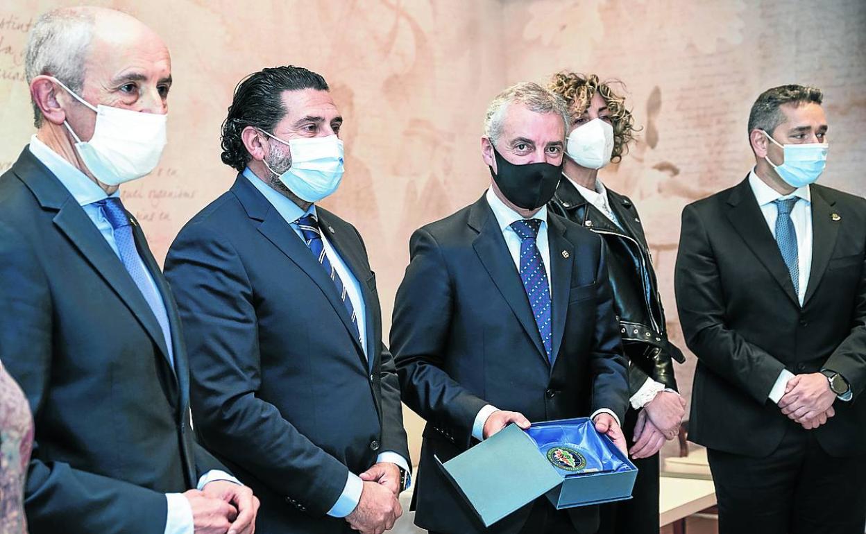 Urkullu y Erkoreka junto a los representantes de la asociación Mila Esker. 