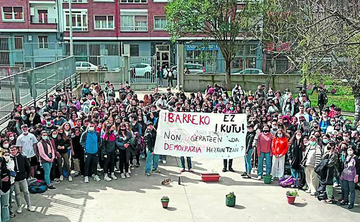 Imagen de una de las protestas a las puertas del instituto. 