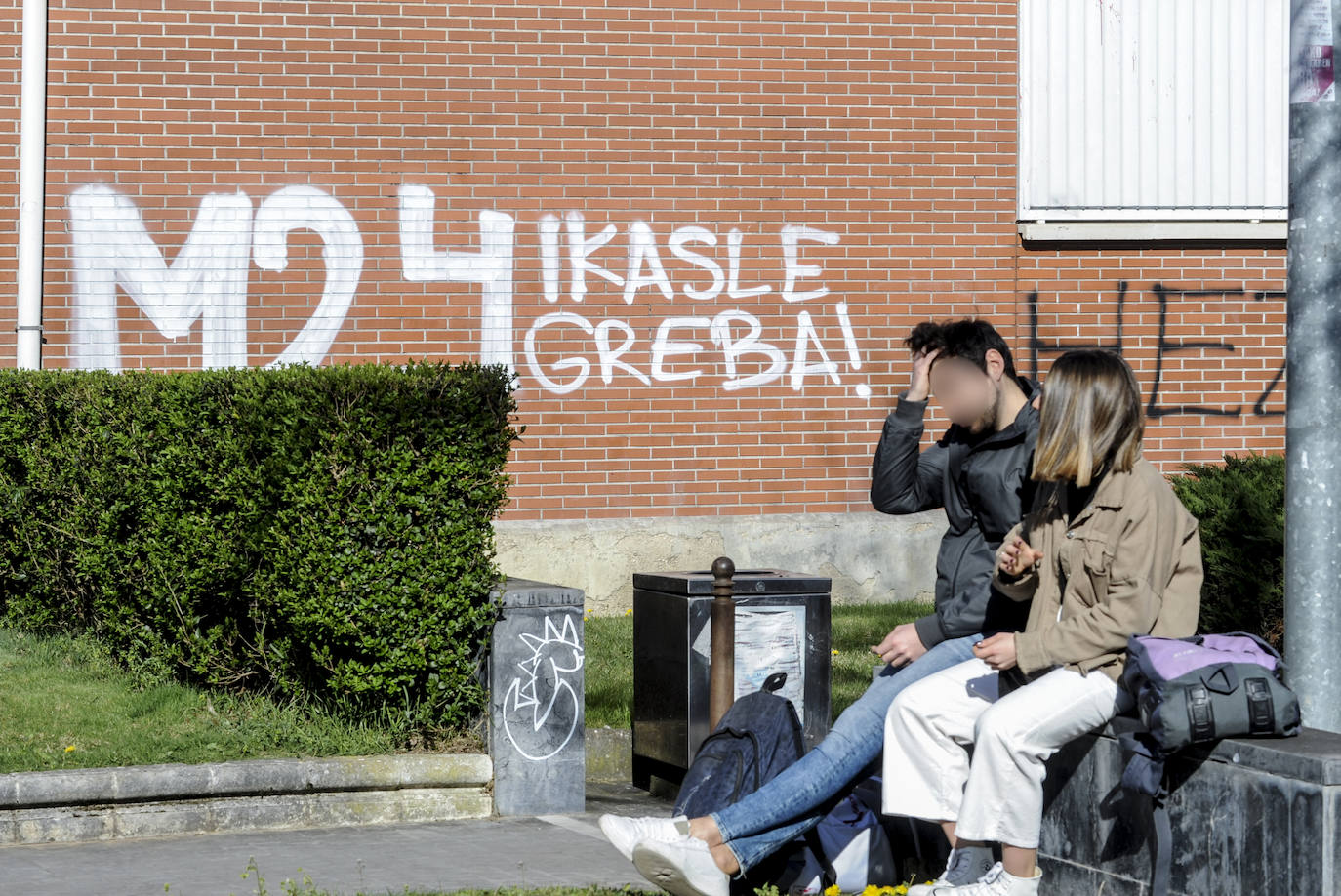 Fotos: Hasta 30 jóvenes detenidos por causar importantes destrozos en el campus de Álava