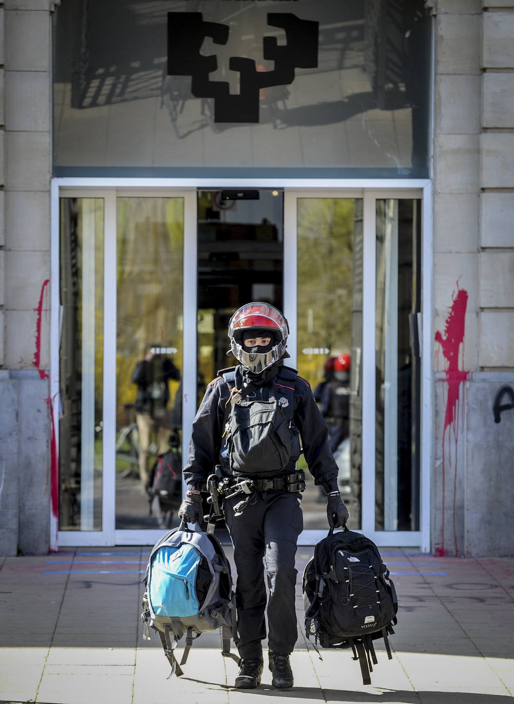 Fotos: Hasta 30 jóvenes detenidos por causar importantes destrozos en el campus de Álava