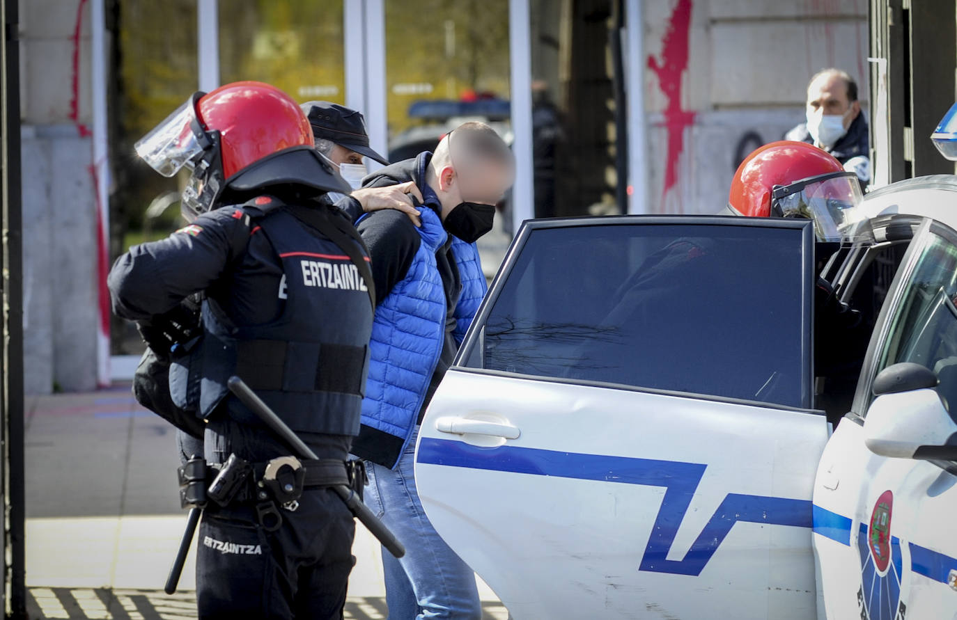 Fotos: Hasta 30 jóvenes detenidos por causar importantes destrozos en el campus de Álava