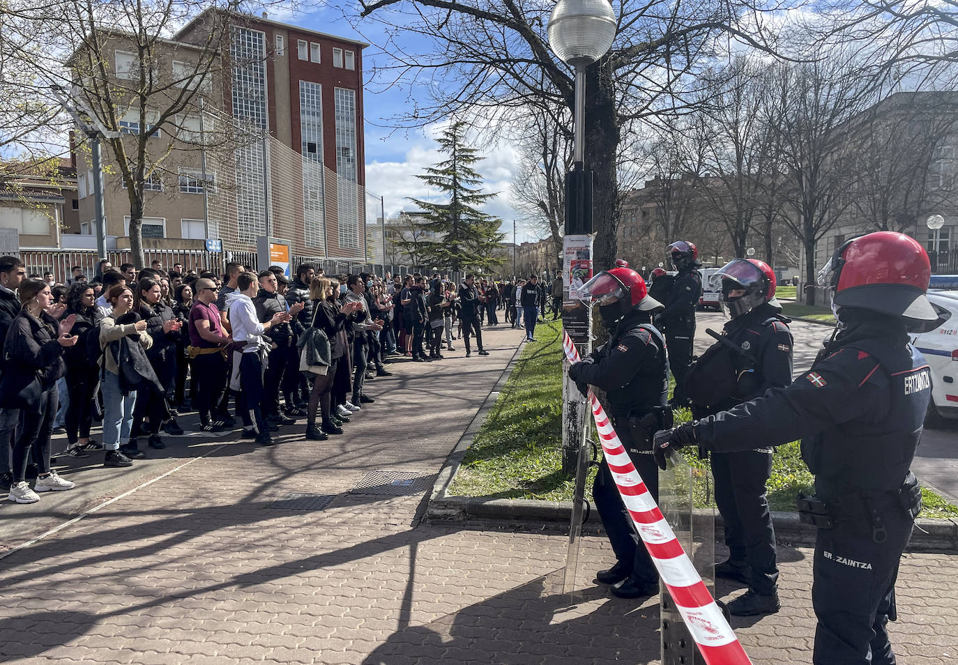 Fotos: Hasta 30 jóvenes detenidos por causar importantes destrozos en el campus de Álava