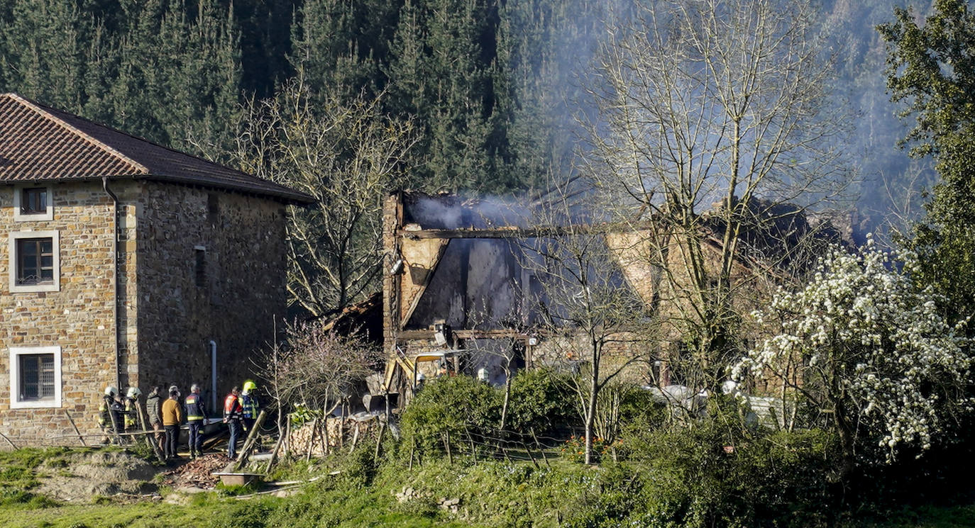 Fotos: Tres hermanos octogenarios mueren en el incendio de su caserío en Okondo mientras dormían