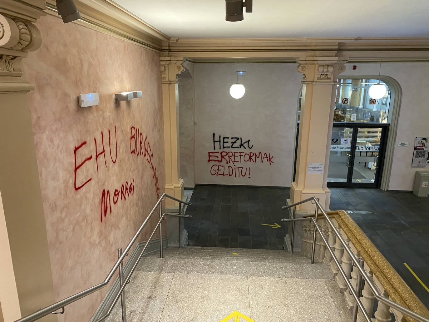 Fotos: Pintadas y destrozos en el campus de la UPV en Álava