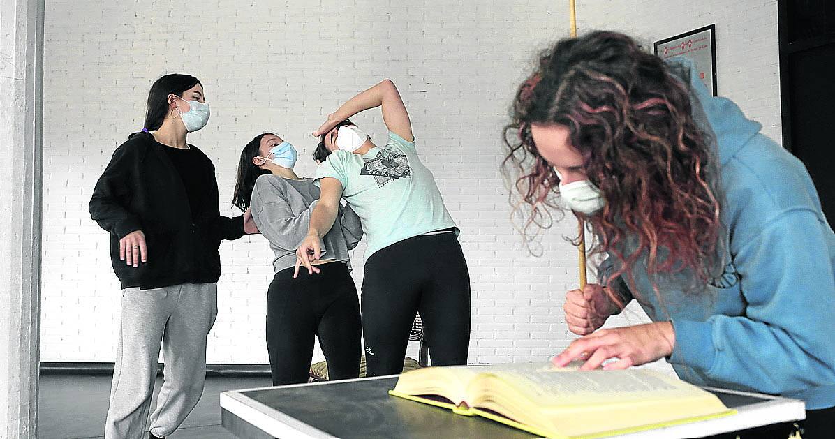 Bai (Barakaldo). Alumnos preparan una versión de 'Hansel y Gretel' desde el punto de vista de la bruja. 