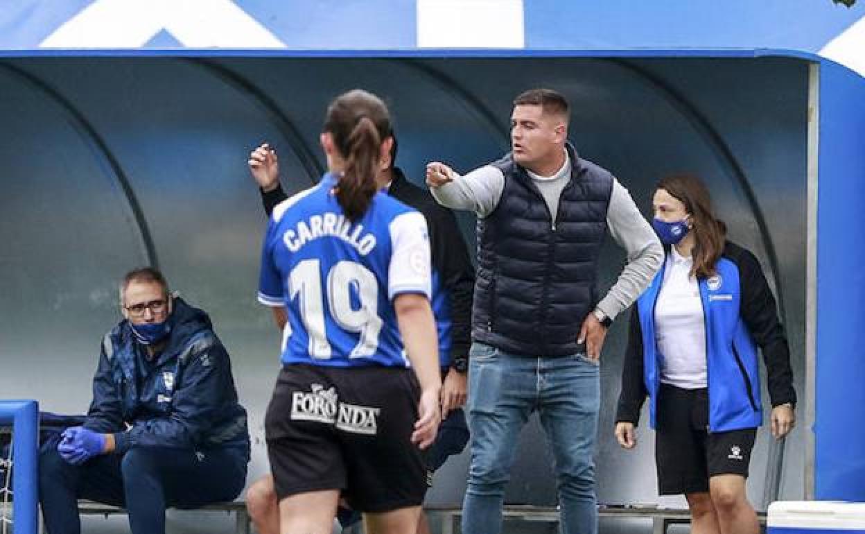 Crespo da indicaciones a sus jugadoras durante un partido de esta temporada. 