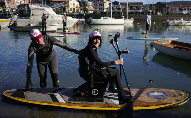 Gurutze ya no perderá sus muletas, imprescindibles para caminar cuando sale del agua, mientras practica paddle surf.