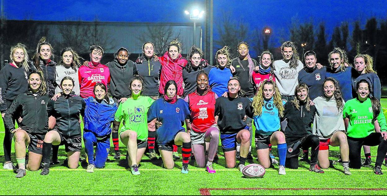 La plantilla en pleno del Gaztedi femenino, que tiene al alcance de posibilidad de lograr el título de Liga vasca. 