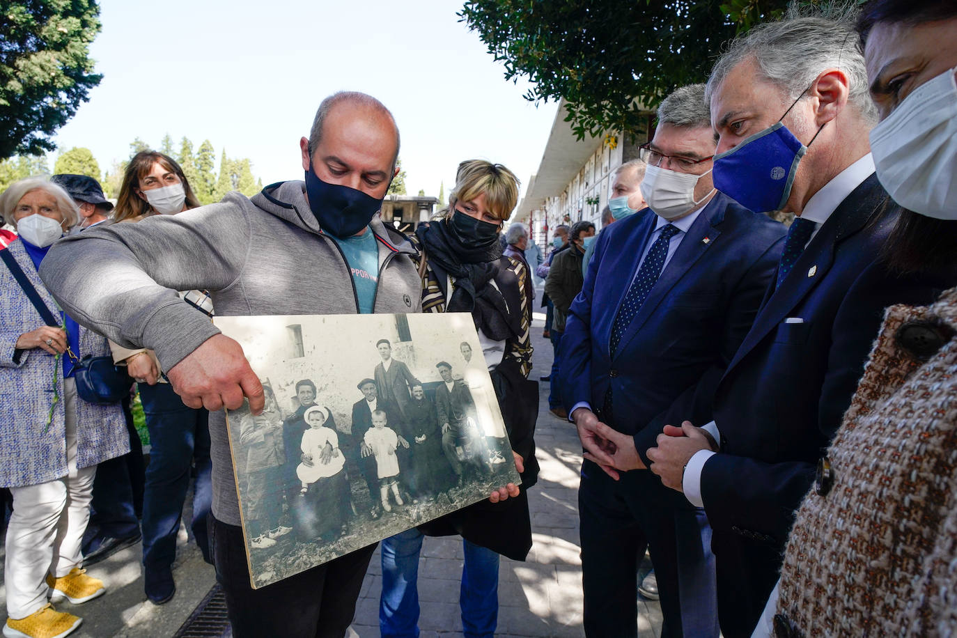 Fotos: Sentido homenaje a las víctimas de la Guerra Civil en Derio