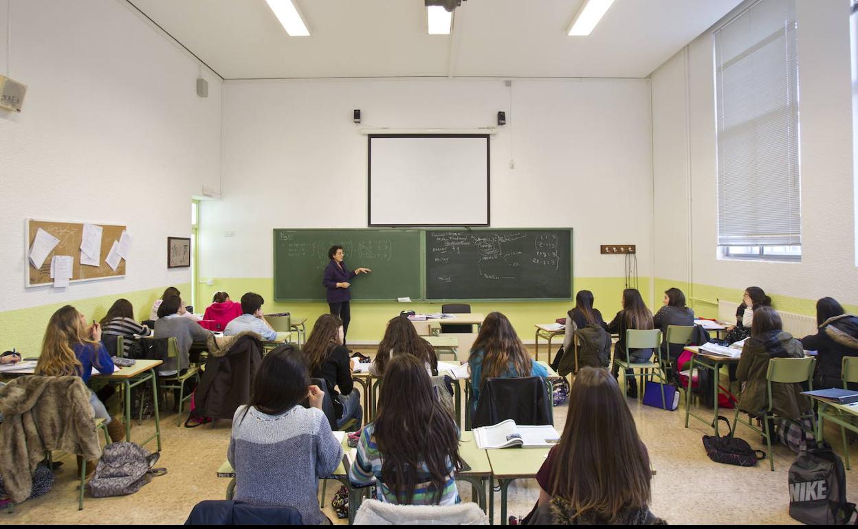 Una profesora imparte clase en un aula de Bachiller. 