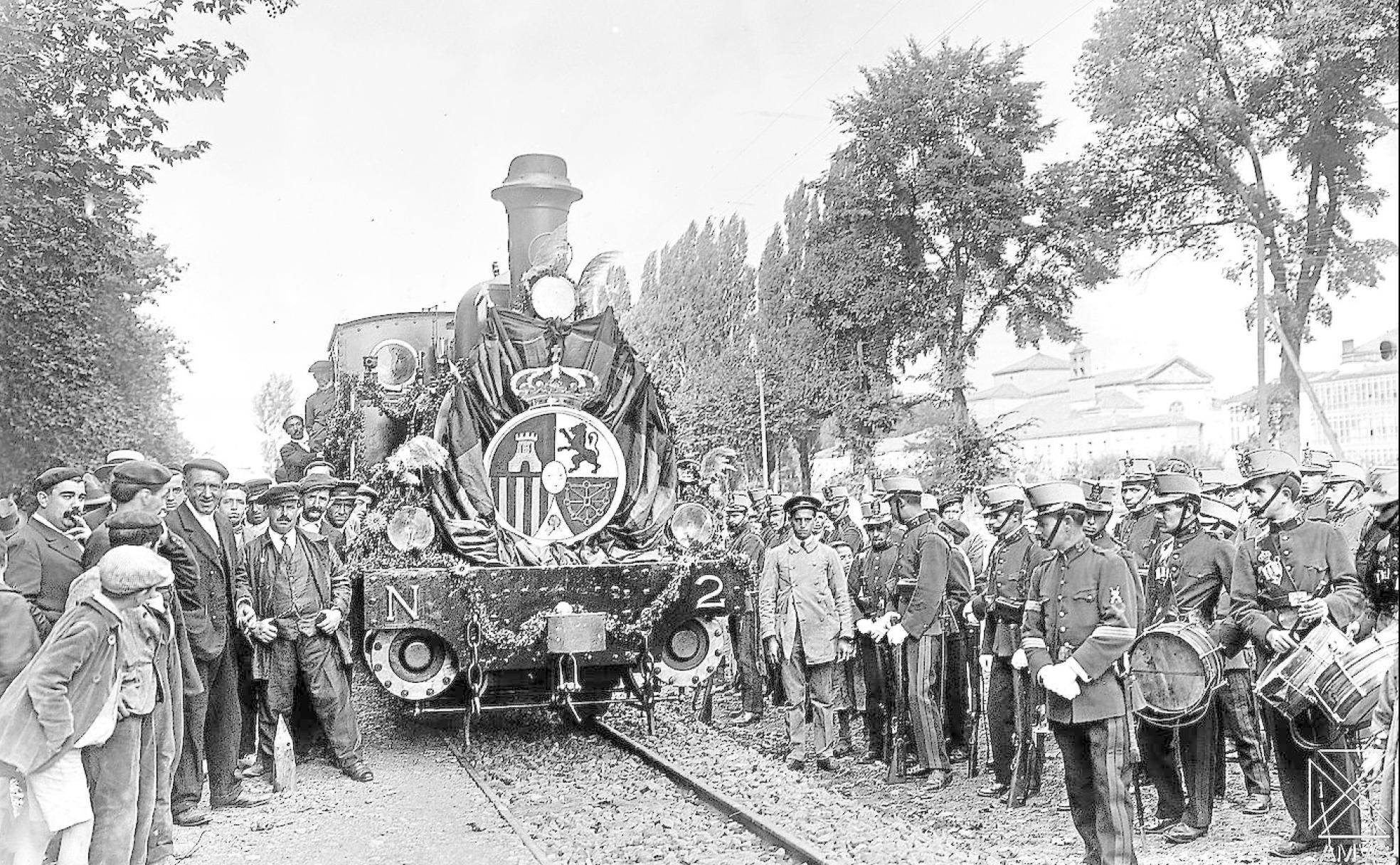 Trayecto inaugural. El 25 de septiembre de 1915 se inauguró el ramal que unía las estaciones de Vitoria-Norte y Vitoria-Ciudad (Los Herrán) que proseguiría hasta Bergara. 