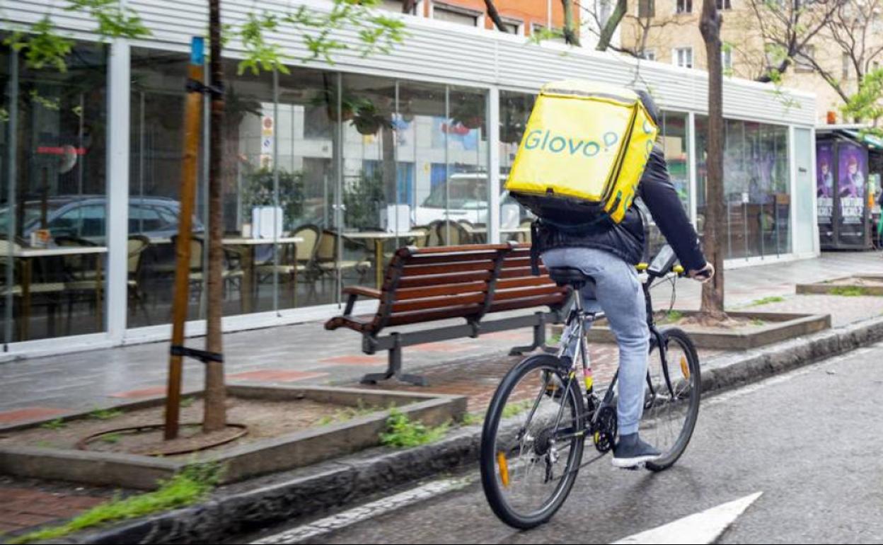 DGT: multas a los 'riders' por usar el móvil como navegador