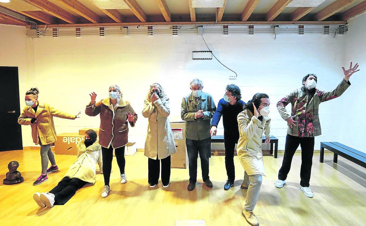 Miembros de la compañía Utopian durante el ensayo de 'Incendios', el clásico contemporáneo de Wajdi Mouawad. 