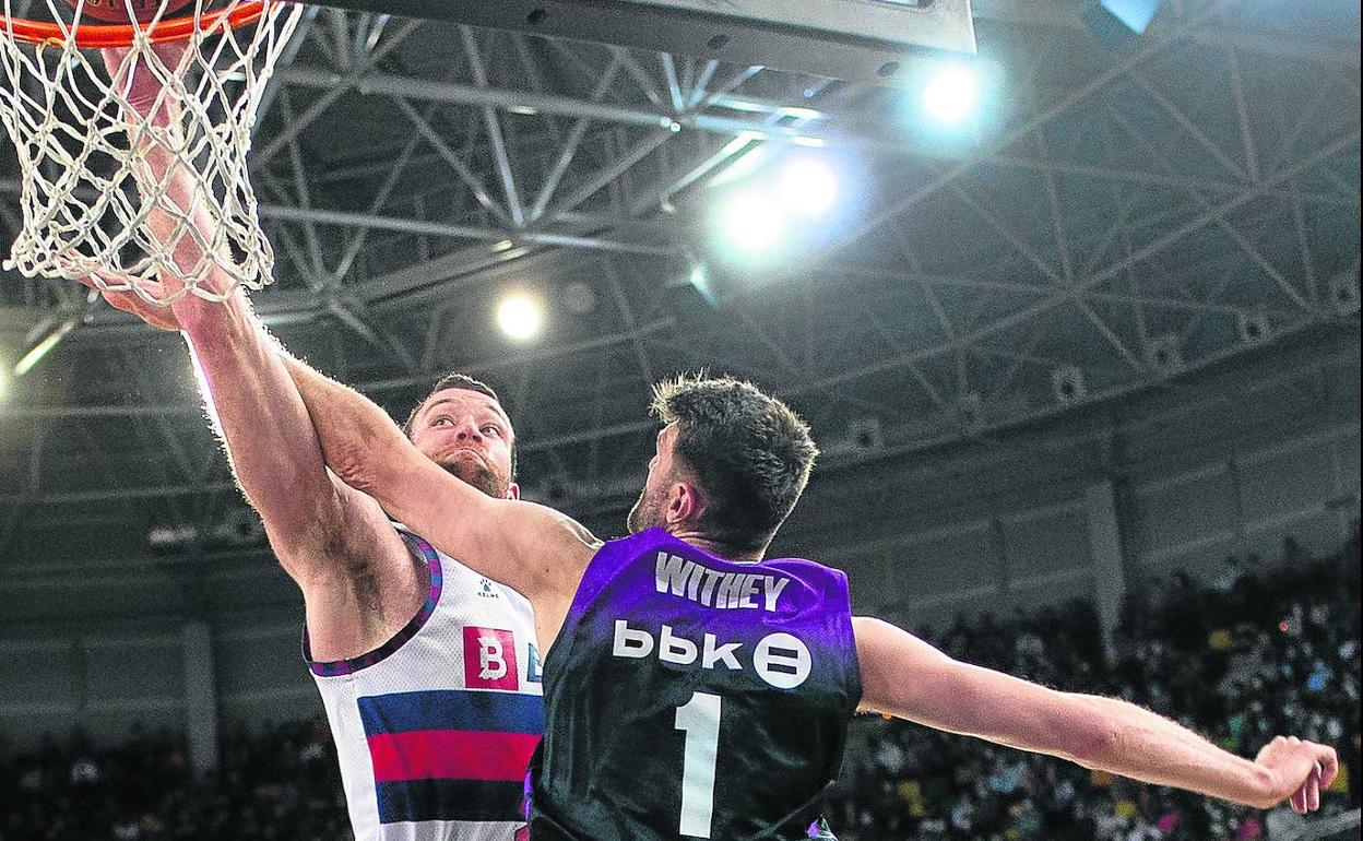 Costello pasó por encima de Withey para firmar uno de los mates de la jornada.