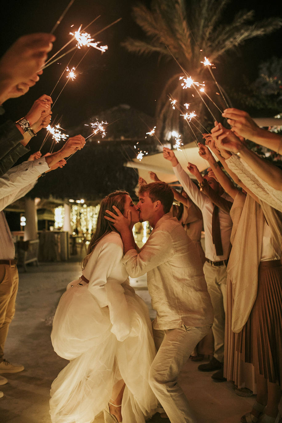 Fotos: Helen, la novia que se casó en Santorini con una espectacular falda de tul de Alicia Rueda