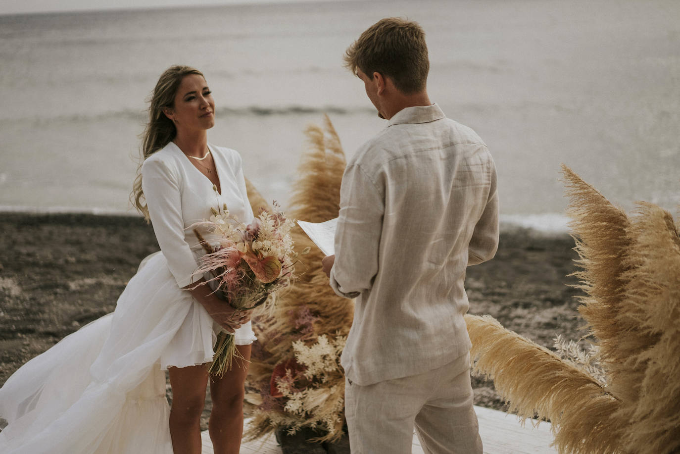 Fotos: Helen, la novia que se casó en Santorini con una espectacular falda de tul de Alicia Rueda