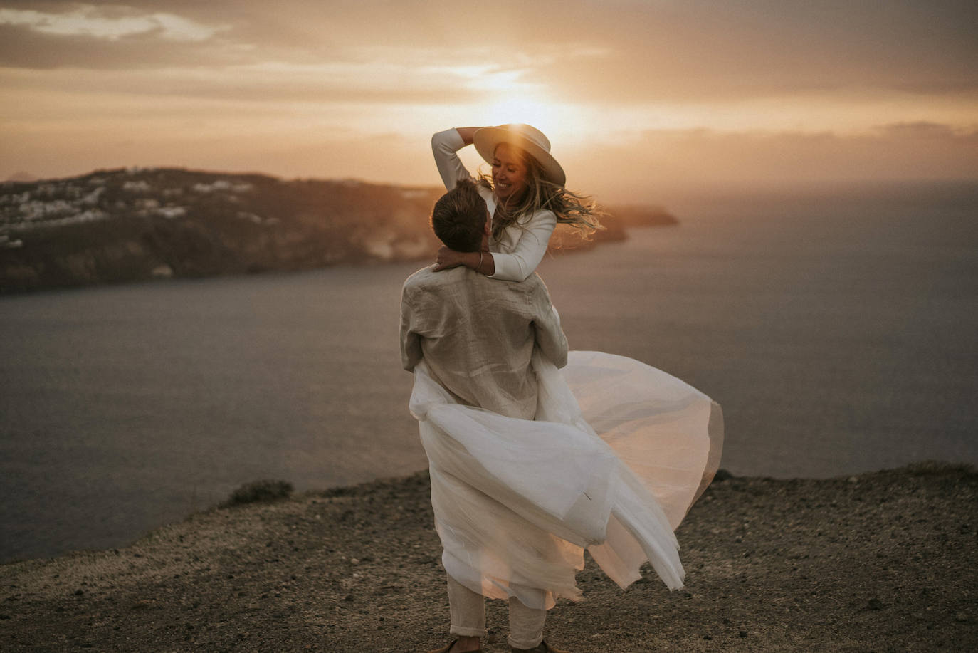 Fotos: Helen, la novia que se casó en Santorini con una espectacular falda de tul de Alicia Rueda