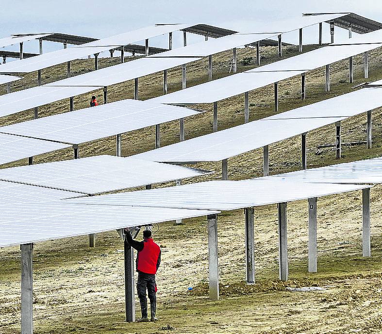 Un operario revisa una placa solar en Ekian, en Arasur.