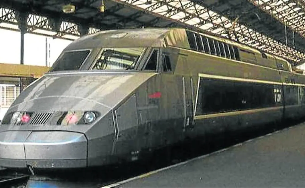 Un TGV, que usa la línea convencional, en la estación de Hendaya.