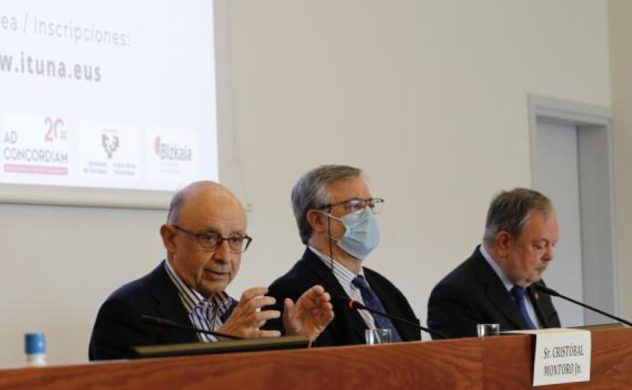 A la izquierda, el exministro de Hacienda, Cristóbal Montoro. 