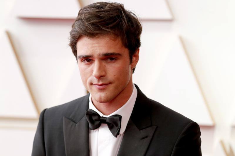 El actor Jacob Elordi, con esmoquin de Burberry.