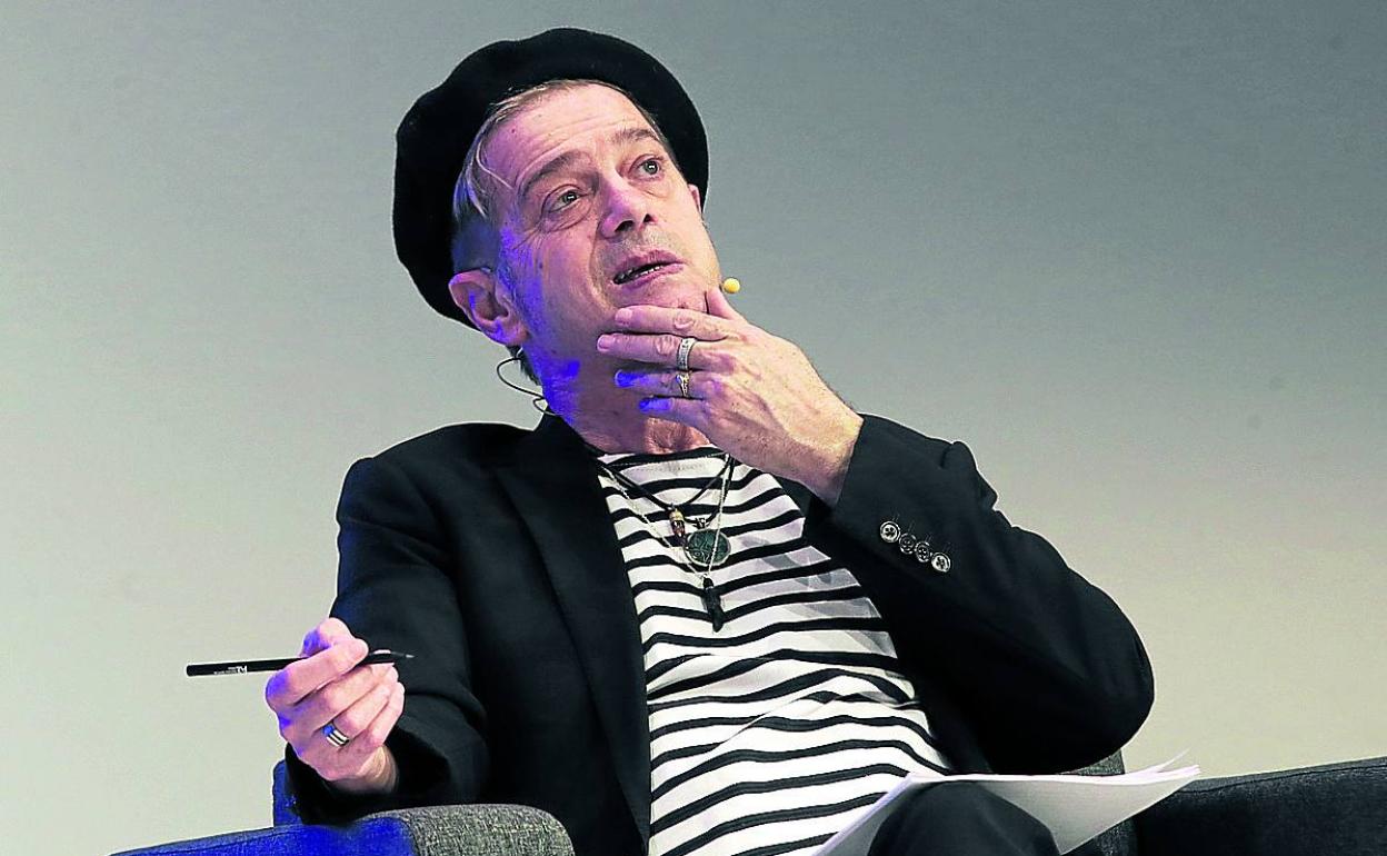 Santiago Auserón ayer, en la inauguración de Gutun Zuria en el auditorio de Azkuna Zentroa. 