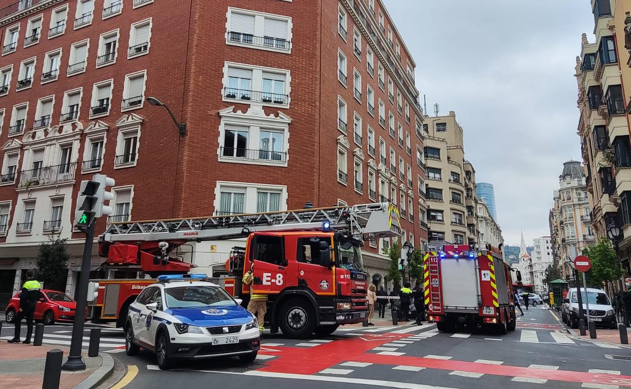 Una gran humareda en un edificio del centro de Bilbao obliga a cortar la calle Elcano