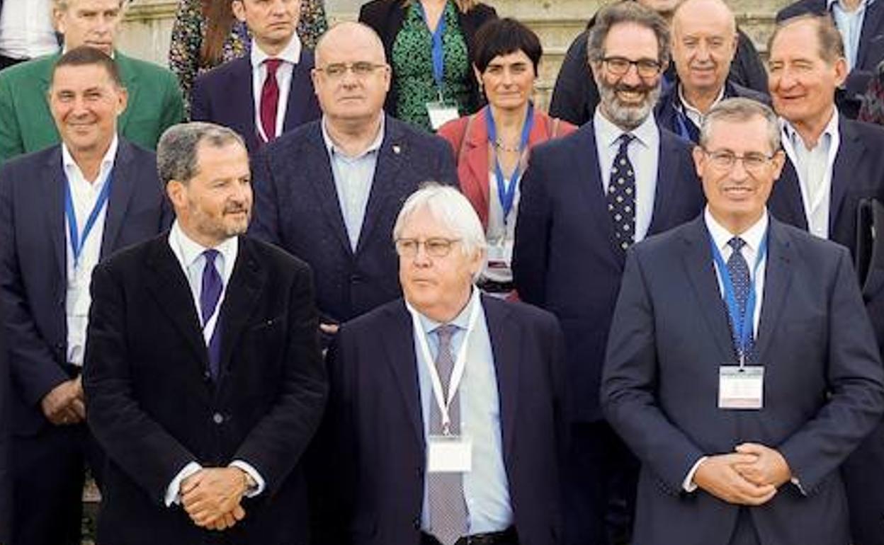 Martin Griffiths, en el centro con el pelo cano, en una fotografía con Alnaldo Otegi, Joseba Egibar, el abogado sudafricano Brian Currin y Jonathan Powell, exasesor de Tony Blair, entre otros. 