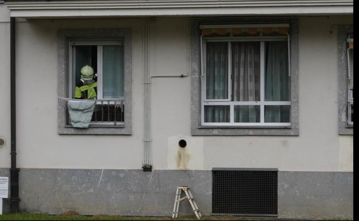 Un bombero examina el interior de uno de los pisos en Zaldibia. 