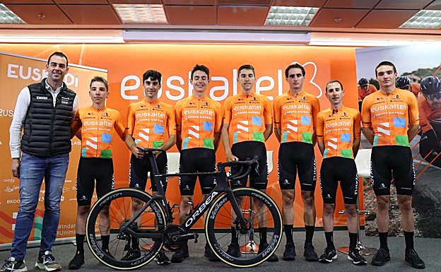Foto de familia de los corredores que competirán en la Itzulia. 