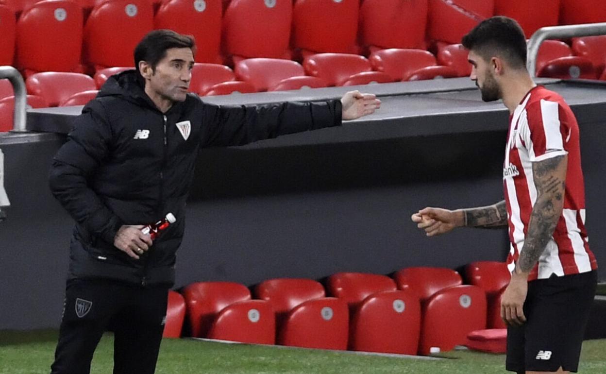 Marcelino da instrucciones a Unai Nuñez.