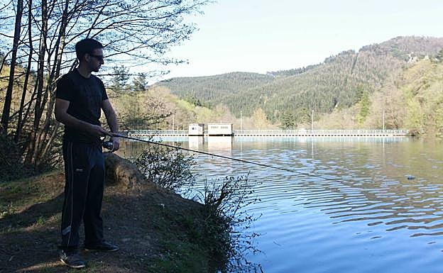Un pescador en el pantano de Lekubaso.