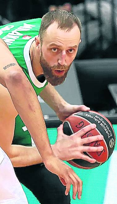 Jankunas sujeta el balón.