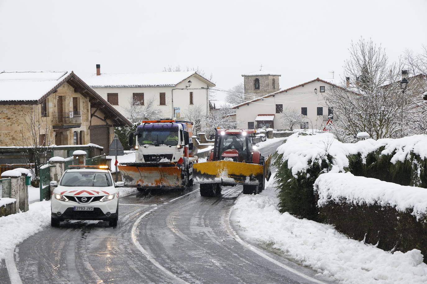 Máquinas quitanieves en Araia , por la intensa nevada del pasado mes de diciembre.