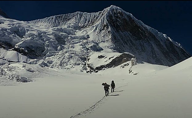 Alex Txikon e Iñaki Álvarez progresan en el Manaslu, en la expedición invernal de 2021.