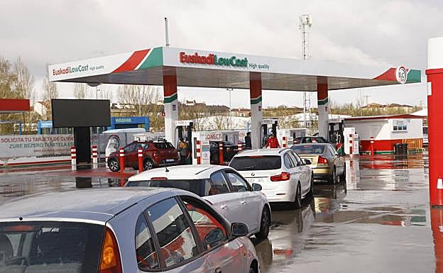 Vehículos hacen cola en la gasolinera ubicada en Venta de la Estrella. 