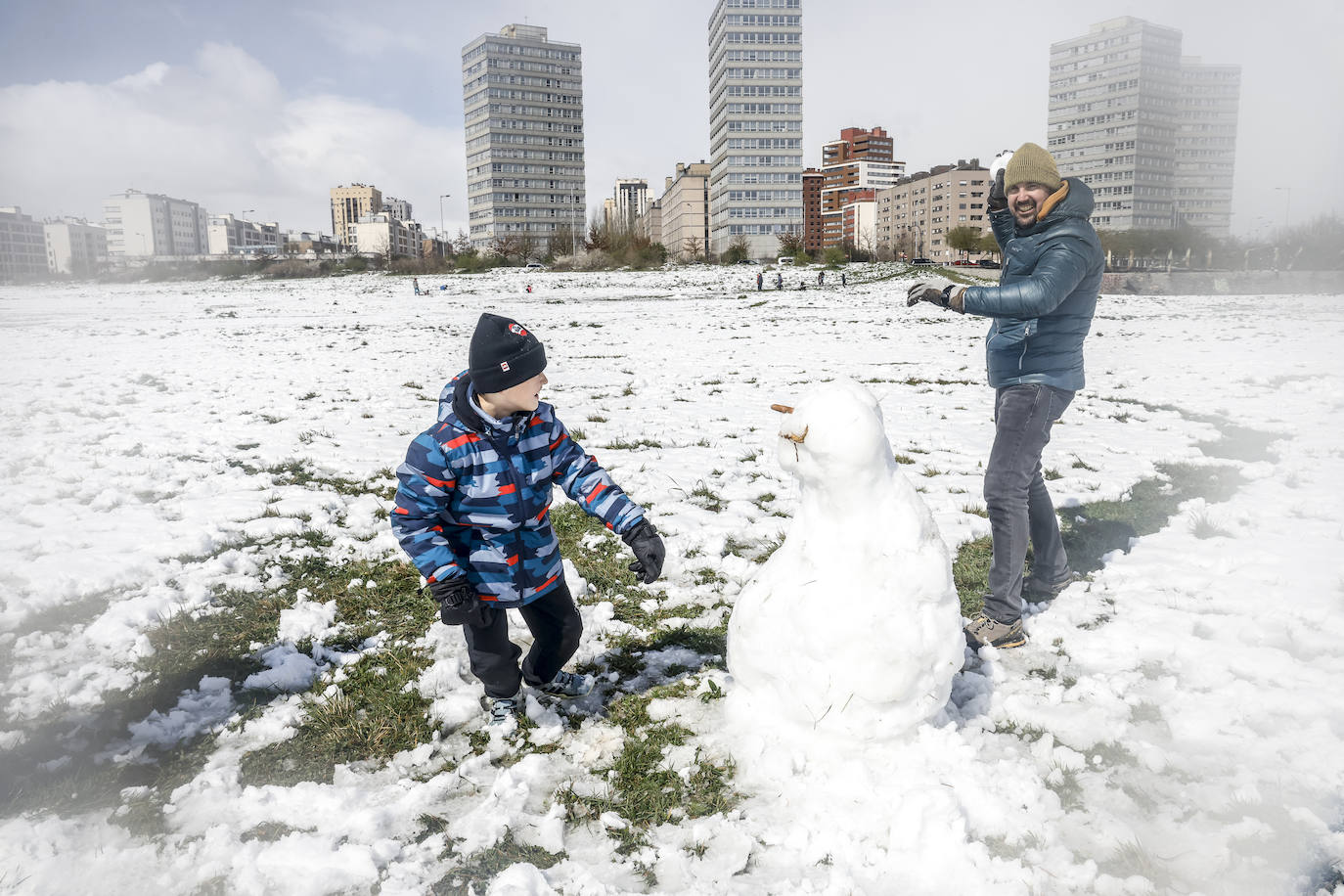 Fotos: Los vitorianos disfrutan de la nieve en los parques de Salburua y Zabalgana